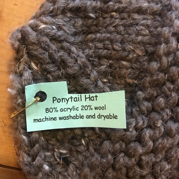 Warm winter hat- Brown knit wool ponytail Beanie - Picture 4 of 4